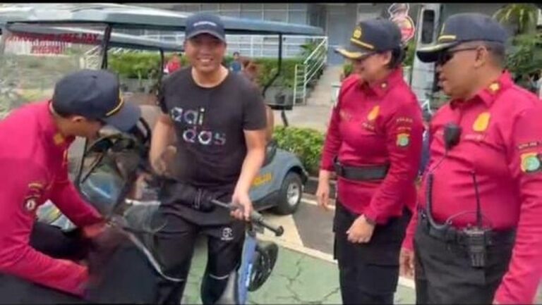 Dua Pencopet Diringkus Polisi Saat Beraksi di Car Free Day Bundaran HI Dua Pencopet Diringkus Polisi Saat Beraksi di Car Free Day Bundaran HI