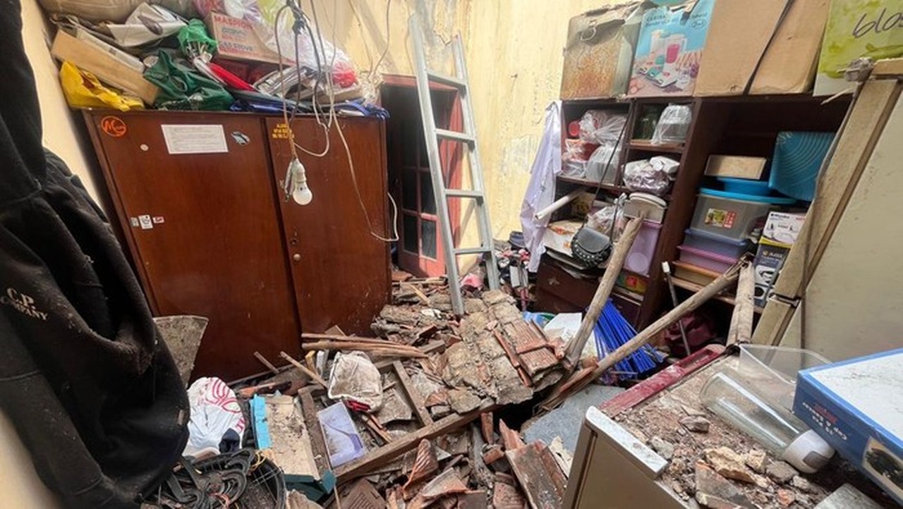 Atap Rumah Warga Bogor Ambruk Akibat Hujan Deras, Satu Keluarga Terpaksa Mengungsi