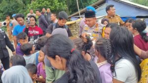 Kapolres Serang Tinjau Banjir Binuang, Berikan Bantuan dan Trauma Healing untuk Warga Terdampak