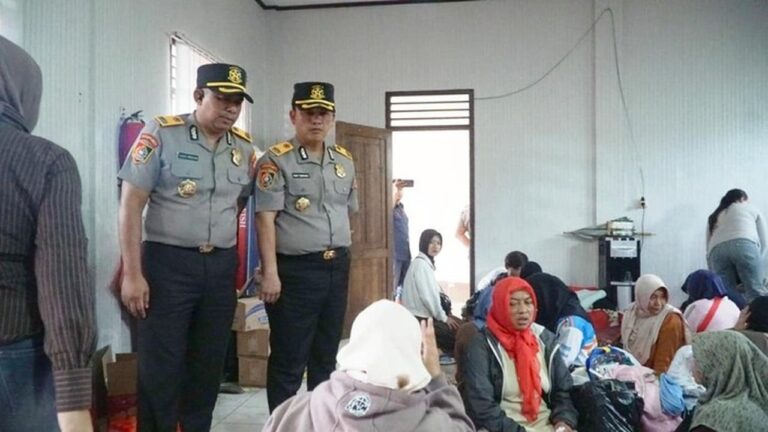 Sespimti Polri Salurkan Bantuan ke Korban Longsor Cisarua, Bandung Barat