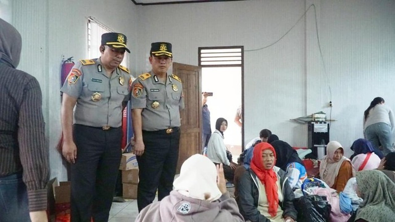 Sespimti Polri Salurkan Bantuan ke Korban Longsor Cisarua, Bandung Barat