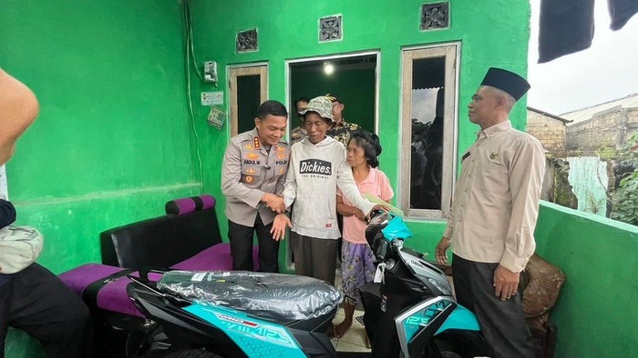 Kapolres Depok Beri Motor dan Modal Usaha kepada Penjual Es Kue Viral Kapolres Depok Beri Motor dan Modal Usaha kepada Penjual Es Kue Viral