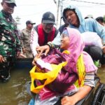 Gus Ipul Tinjau Banjir Banjar, Pastikan Penyaluran Sembako dan Kebutuhan Mendesak Warga