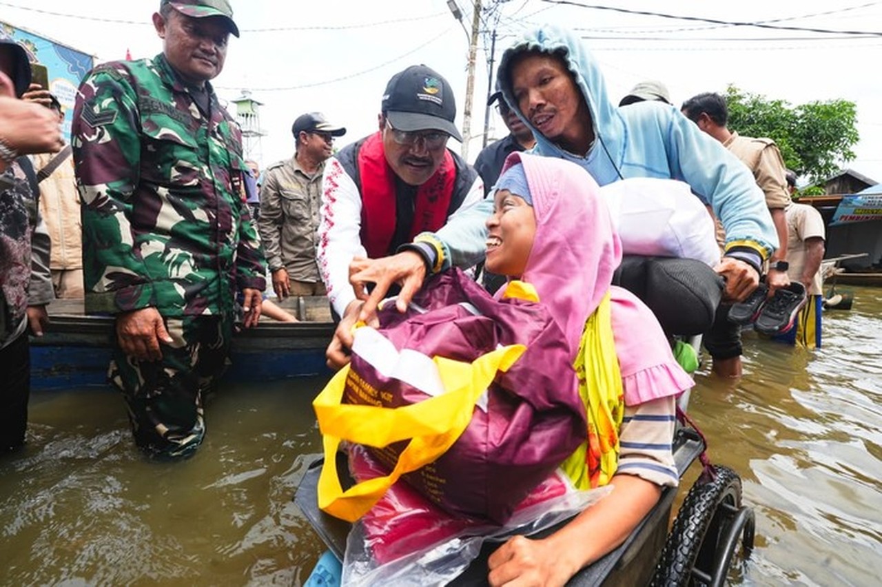 Gus Ipul Tinjau Banjir Banjar, Pastikan Penyaluran Sembako dan Kebutuhan Mendesak Warga