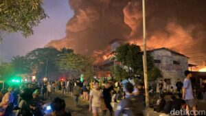 Kebakaran Hebat Pabrik Sandal di Medan, Api Diduga Berasal dari Gudang Bahan Baku