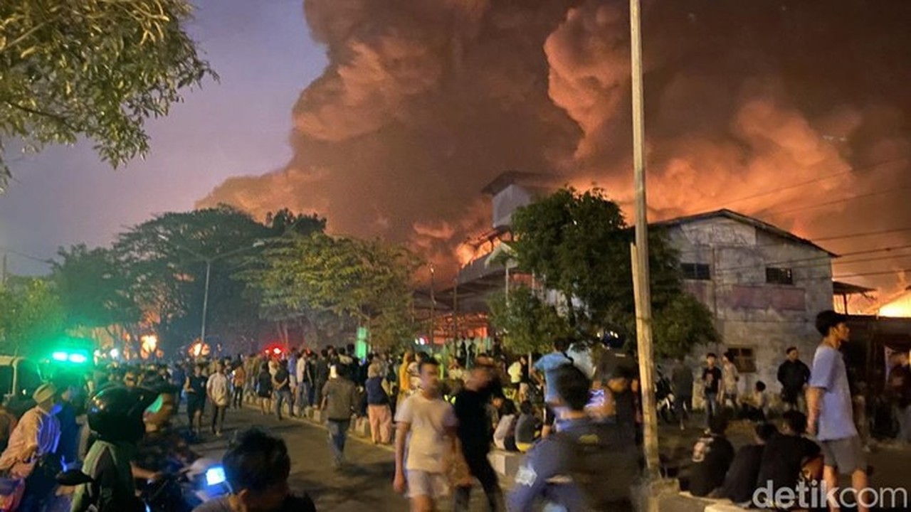 Kebakaran Hebat Pabrik Sandal di Medan, Api Diduga Berasal dari Gudang Bahan Baku