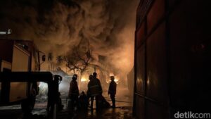 Api Melalap Pabrik Sandal di Medan Sejak Dini Hari, Pemadaman Berlangsung 6 Jam