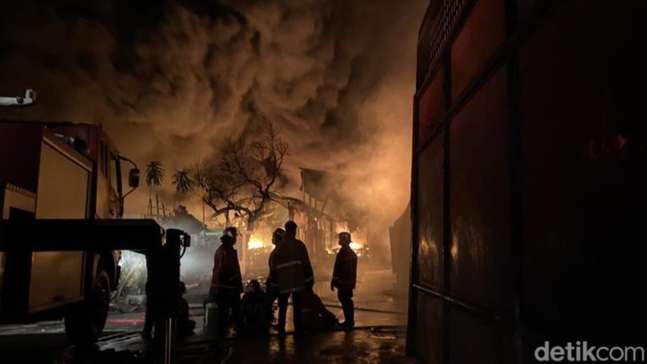 Api Melalap Pabrik Sandal di Medan Sejak Dini Hari, Pemadaman Berlangsung 6 Jam
