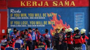 Sandal Nyangkut di Betis, Pria di Pandeglang Terpaksa Minta Bantuan Petugas Damkar