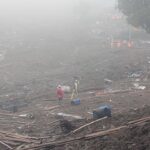 Kabut Tebal Selimuti Pencarian Korban Longsor Cisarua, Tim SAR Optimalkan 17 Alat Berat