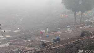 Kabut Tebal Selimuti Pencarian Korban Longsor Cisarua, Tim SAR Optimalkan 17 Alat Berat