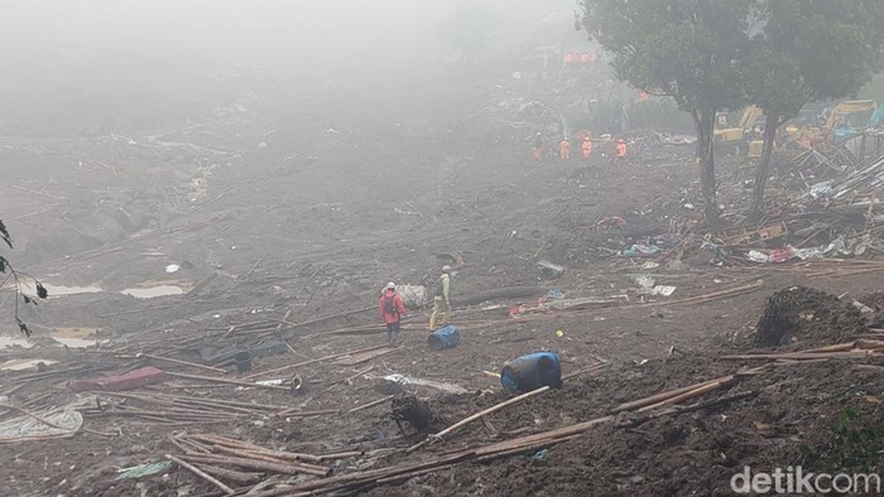 Kabut Tebal Selimuti Pencarian Korban Longsor Cisarua, Tim SAR Optimalkan 17 Alat Berat
