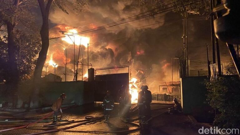 Kebakaran Pabrik Sandal Swallow di Medan Berlangsung 13 Jam, Api Belum Padam Kebakaran Pabrik Sandal Swallow di Medan Berlangsung 13 Jam, Api Belum Padam