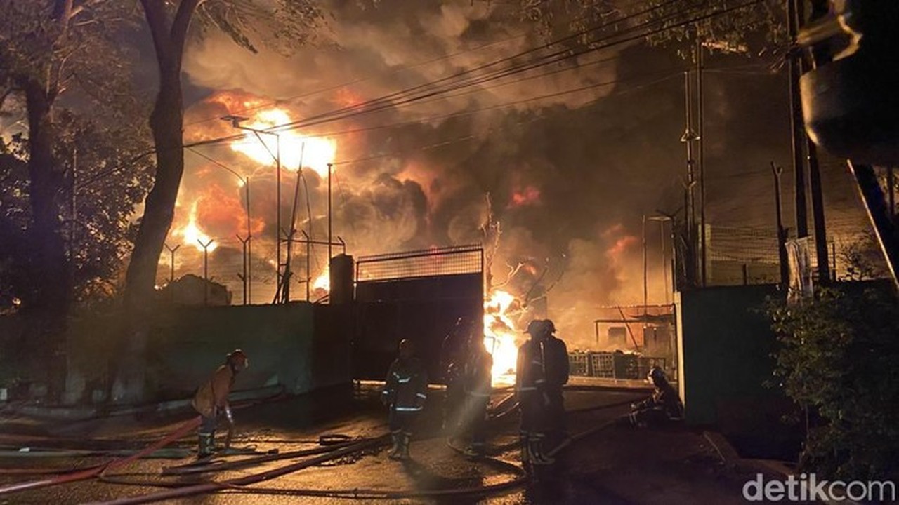 Kebakaran Pabrik Sandal Swallow di Medan Berlangsung 13 Jam, Api Belum Padam