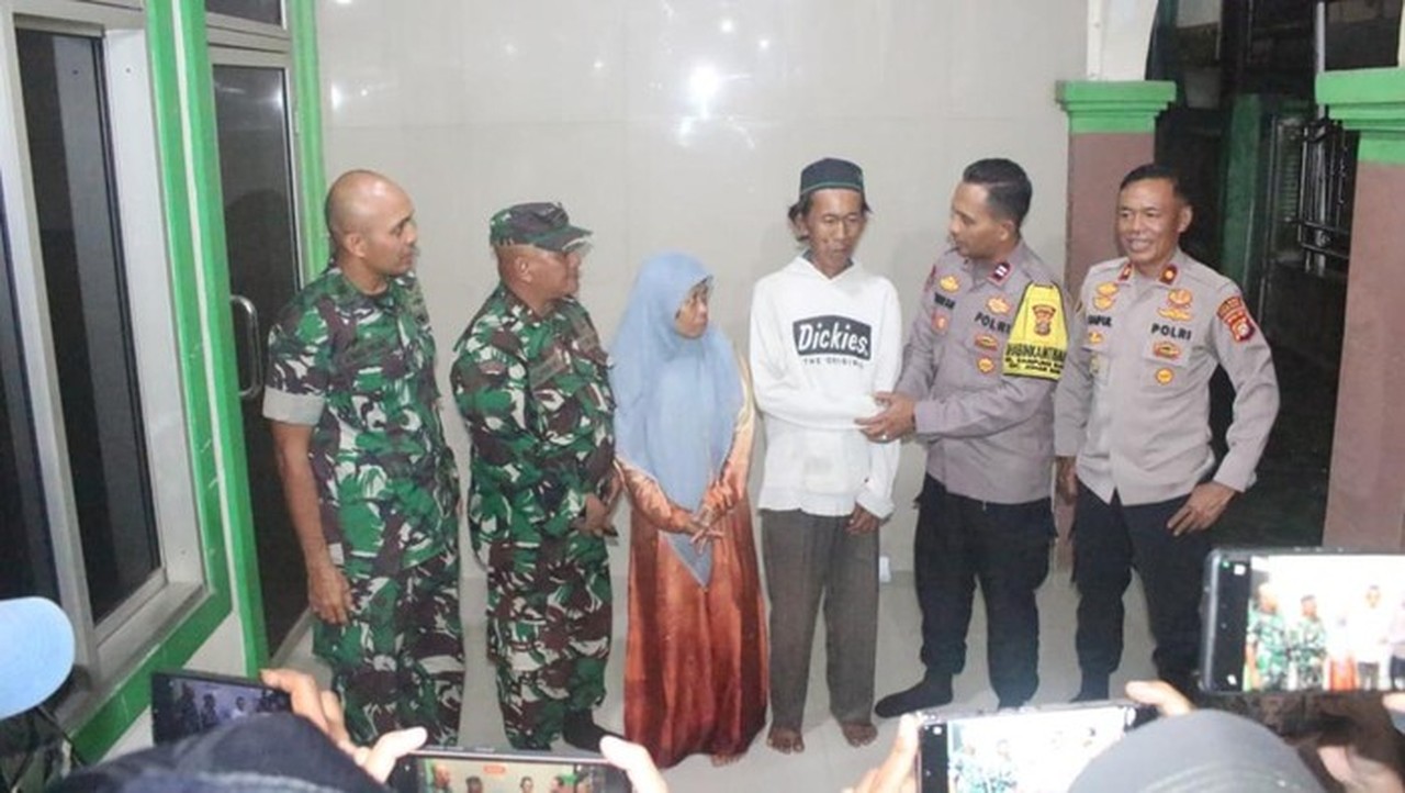 TNI-Polri Minta Maaf dan Beri Bantuan ke Pedagang Es Kue Jadul yang Viral TNI-Polri Minta Maaf dan Beri Bantuan ke Pedagang Es Kue Jadul yang Viral