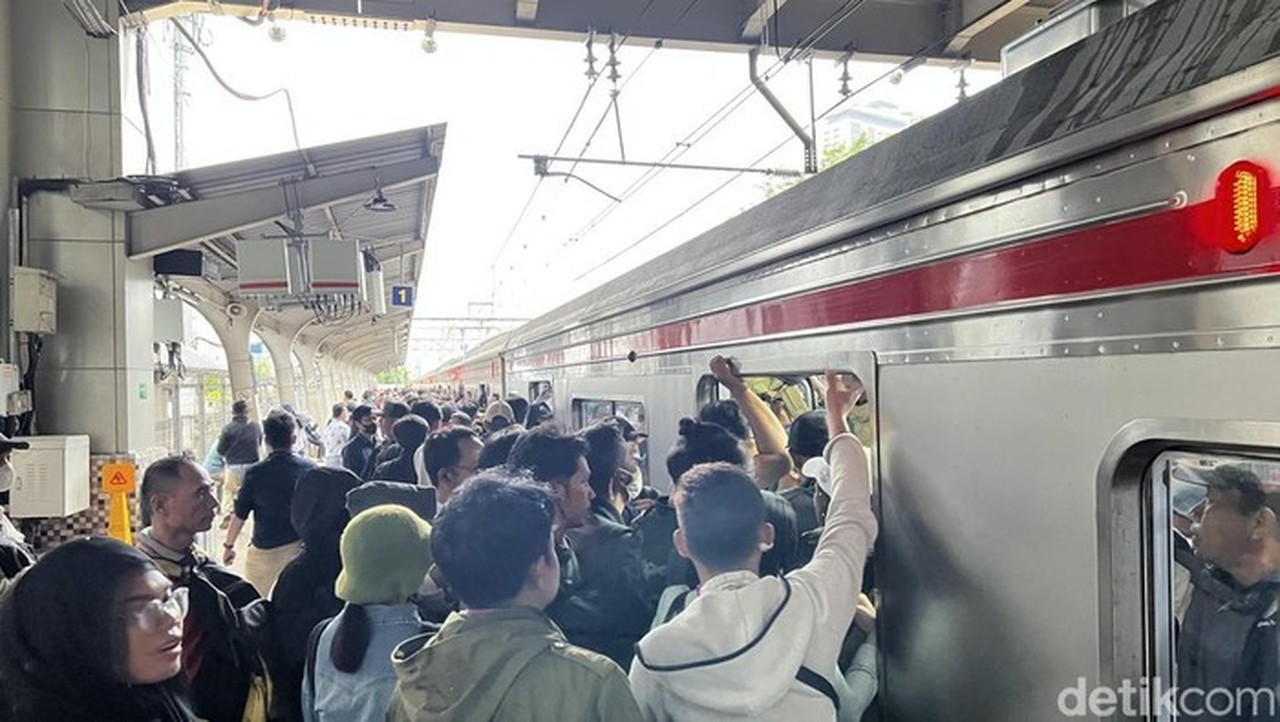 Anker KRL Green Line Keluhkan Desak-desakan Setiap Hari di Jam Sibuk