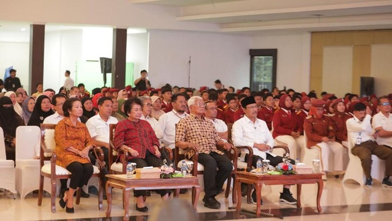 Kakak Presiden Prabowo Kunjungi Sekolah Rakyat, Disambut Hangat Mensos dan Wamensos