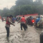 Banjir 40 Cm di DI Pandjaitan, Polisi Bantu Dorong Motor Warga yang Mogok