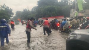 Banjir 40 Cm di DI Pandjaitan, Polisi Bantu Dorong Motor Warga yang Mogok