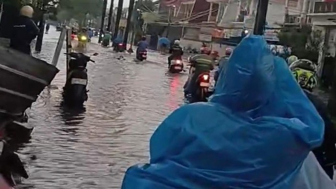 Hujan Deras Guyur Bekasi, Banjir Rendam Sejumlah Kawasan Termasuk Harapan Indah dan Kalimalang