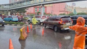 Banjir Rendam Jl Letjend Suprapto Jakarta, Pengendara Dialihkan ke Jalur TransJakarta