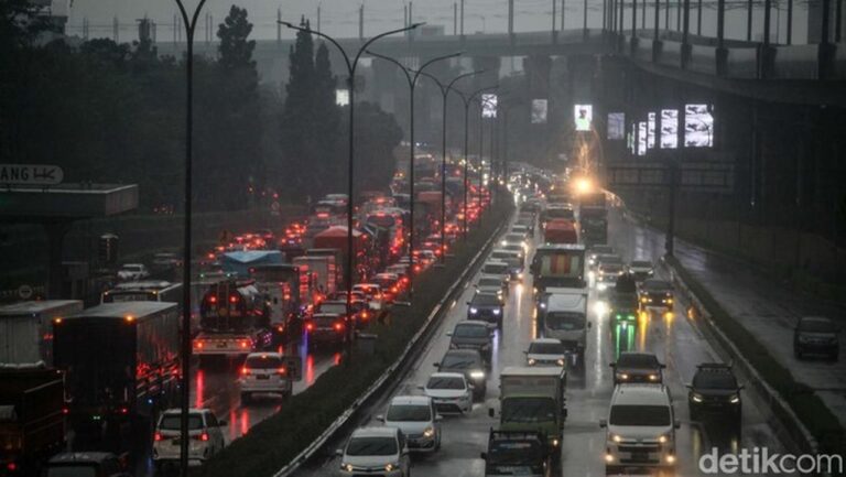 Macet Pagi Ini: Sejumlah Ruas Tol Menuju Jakarta Alami Kepadatan Volume Kendaraan