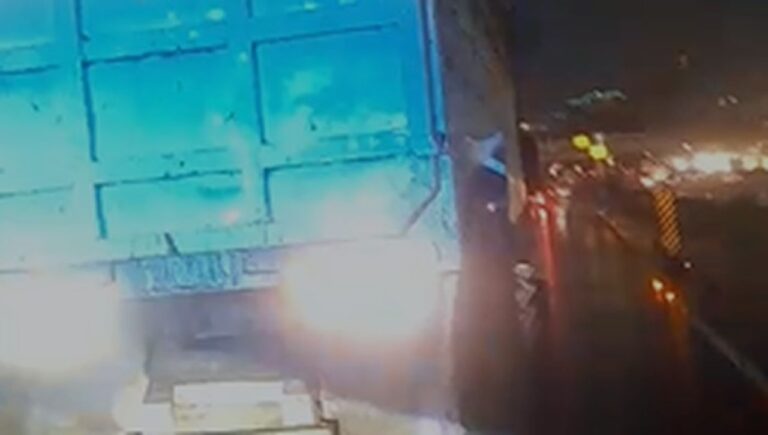 Truk Pecah Ban di MT Haryono Jaksel, Lalin Arah Cawang Ramai Lancar