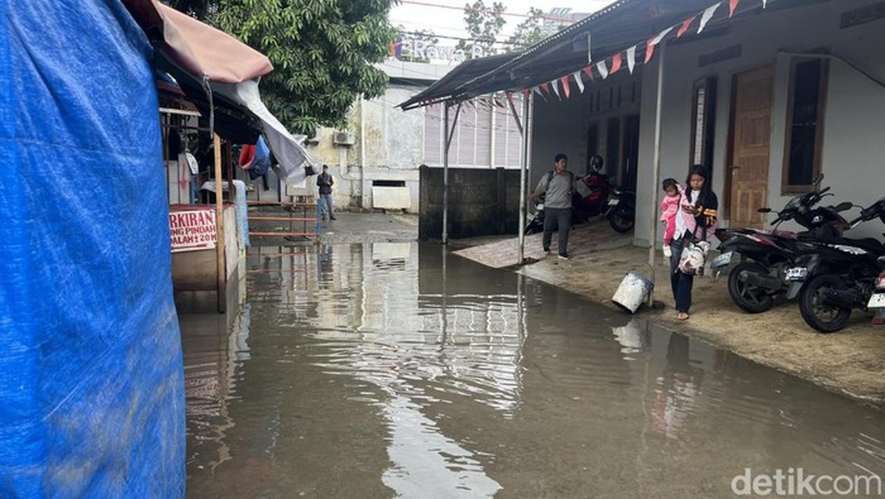 Banjir Pagi Hari di Stasiun Rawa Buaya Jakarta Barat Berangsur Surut