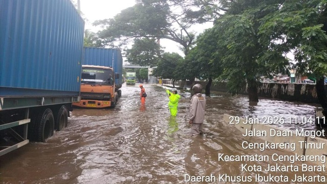 Jalan Daan Mogot Terendam Banjir 60 Cm, Kendaraan Roda Dua Terjebak