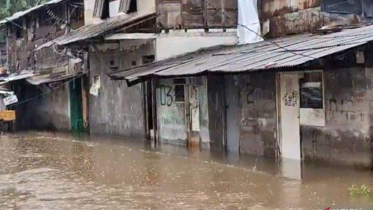 Banjir 1 Meter Rendam Ratusan Rumah di Kampung Sawah Akibat Luapan Kali Cakung Banjir 1 Meter Rendam Ratusan Rumah di Kampung Sawah Akibat Luapan Kali Cakung