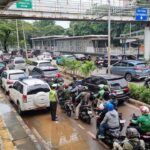 Banjir 10 Cm di Jalan Letjen Suprapto Jakpus, Lalin Tersendat di Jalur Lambat