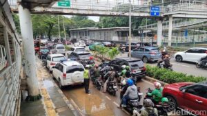Banjir 10 Cm di Jalan Letjen Suprapto Jakpus, Lalin Tersendat di Jalur Lambat
