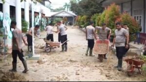 Polres Langsa Bersihkan SMPN 2 Langsa Pasca Banjir, Siap Digunakan 5 Januari
