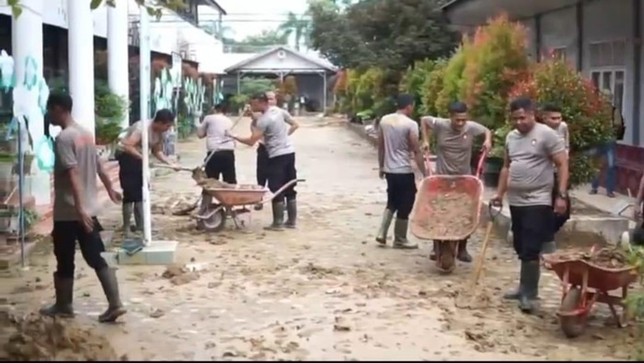 Polres Langsa Bersihkan SMPN 2 Langsa Pasca Banjir, Siap Digunakan 5 Januari