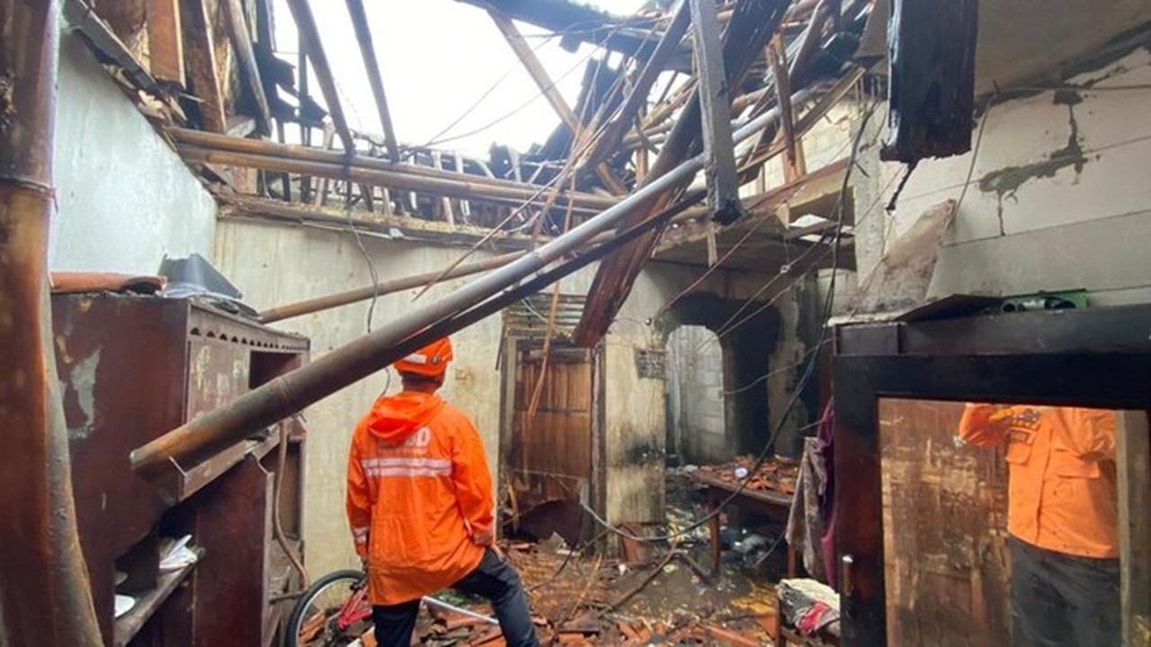 Hujan Angin Kencang, Satu Rumah Warga di Cibinong Bogor Ambruk dan Penghuni Mengungsi
