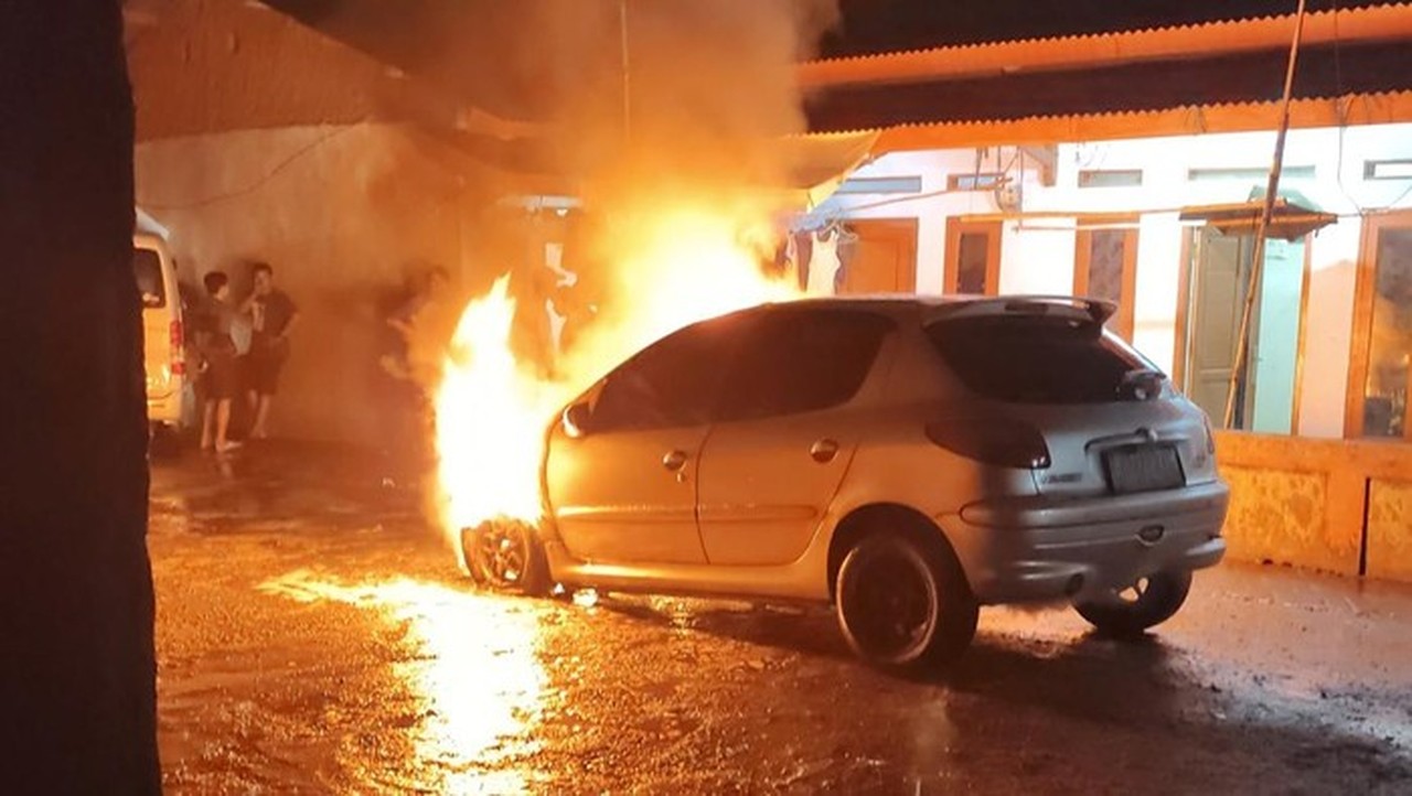 Mobil Warga Bogor Terbakar Hebat Diduga Akibat Korsleting Listrik Saat Bertamu
