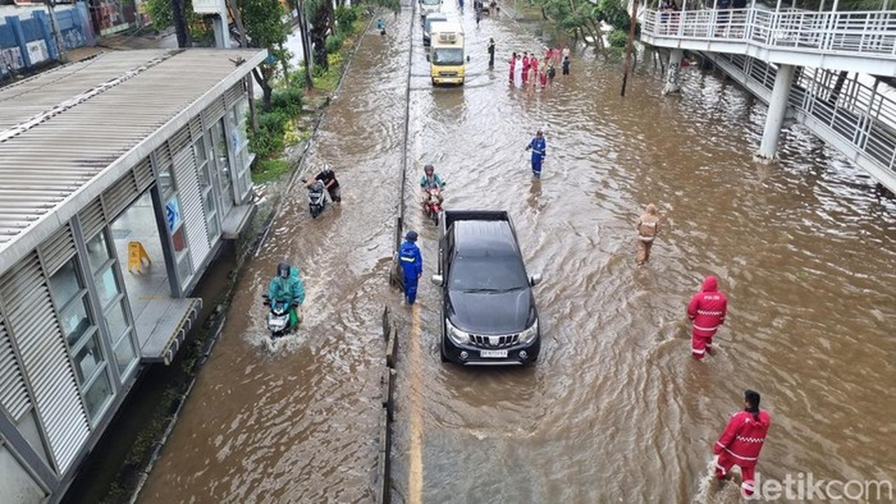 Banjir Landa Daan Mogot Jakarta Barat, Arus Lalu Lintas Lumpuh Total