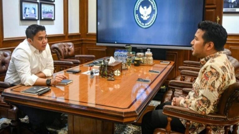 Seskab Teddy dan Wagub Emil Dardak Bahas Infrastruktur Strategis Jawa Timur Seskab Teddy dan Wagub Emil Dardak Bahas Infrastruktur Strategis Jawa Timur