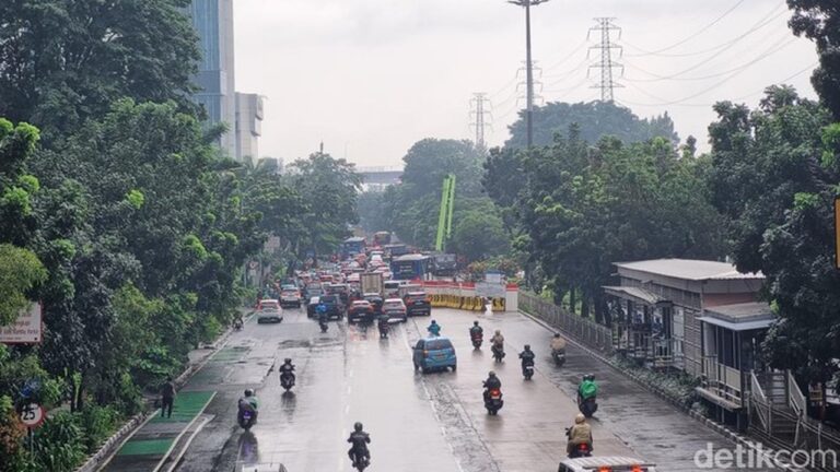 Banjir di Jalan DI Pandjaitan Jakarta Timur Surut, Lalin ke Sunter Masih Padat Merayap Banjir di Jalan DI Pandjaitan Jakarta Timur Surut, Lalin ke Sunter Masih Padat Merayap
