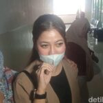 Dokter Kamelia Hadiri Sidang Ammar Zoni Bersama Putri Kecilnya, Arumi