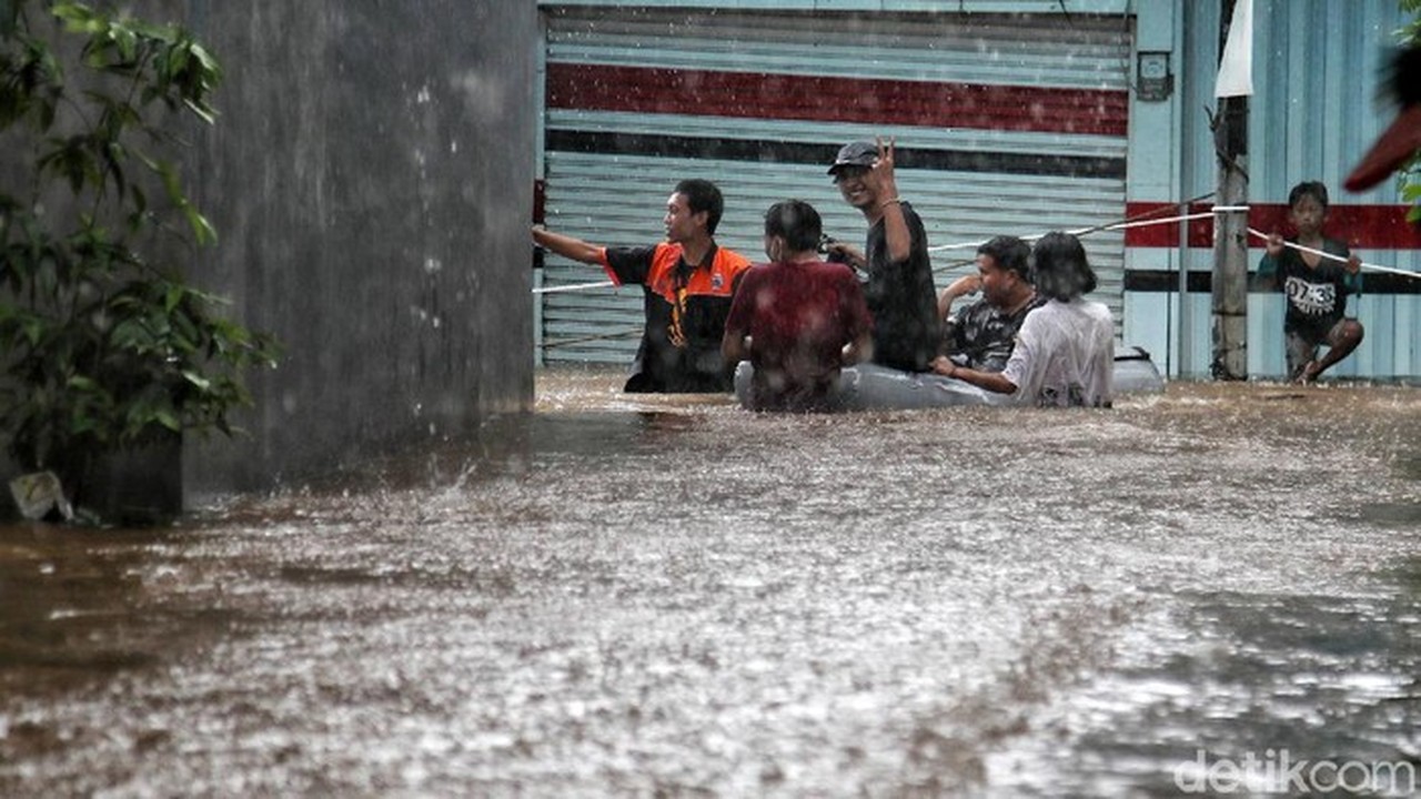 Banjir Cipinang Melayu Akibat Luapan Kali Sunter, Air Capai Ketinggian 130 Cm