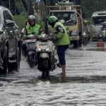 Banjir Kelapa Gading: Ojol Parkir di Tengah Jalan Akibat Genangan Air 30 Cm