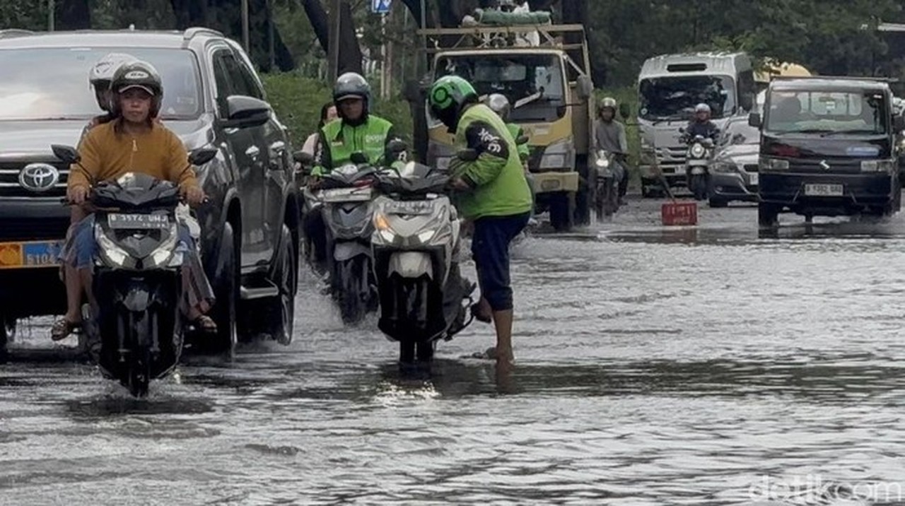 Banjir Kelapa Gading: Ojol Parkir di Tengah Jalan Akibat Genangan Air 30 Cm