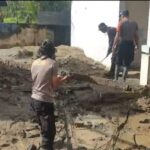 Polres Bireuen Bersihkan Lumpur Banjir di SMAN 1 Peusangan, Komitmen Polri untuk Pendidikan Pasca-Bencana
