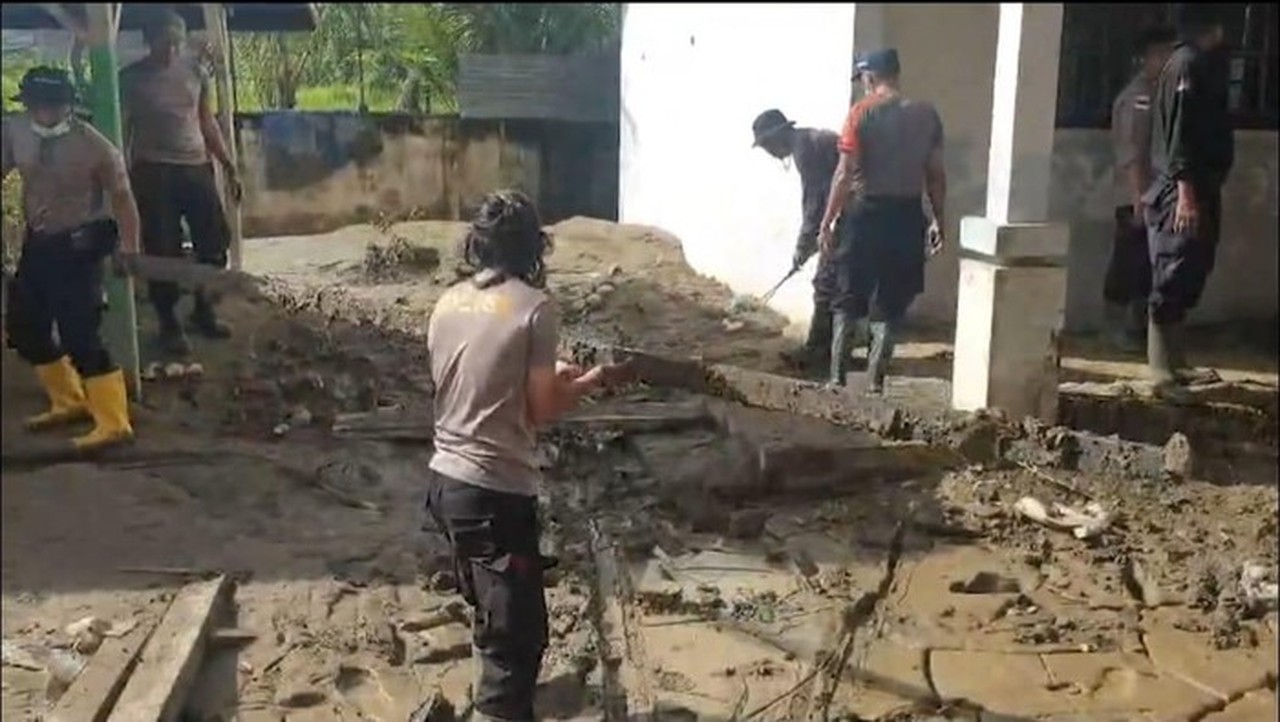 Polres Bireuen Bersihkan Lumpur Banjir di SMAN 1 Peusangan, Komitmen Polri untuk Pendidikan Pasca-Bencana