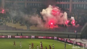 Ricuh Laga Persis Solo vs Persita Tangerang, 23 Suporter Bawa Flare dan Minuman Keras Diamankan