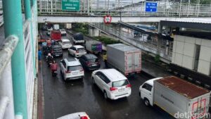 Jalan Daan Mogot Tergenang Lagi, Arus Lalu Lintas Arah Cengkareng dan Grogol Tersendat