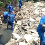 Tembok Pembatas 30 Meter di Cakung Timur Ambruk, Evakuasi Puing Dimulai