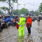 Banjir Daan Mogot Lumpuhkan Arus Lalu Lintas, Ratusan Pemotor Nekat Lawan Arah