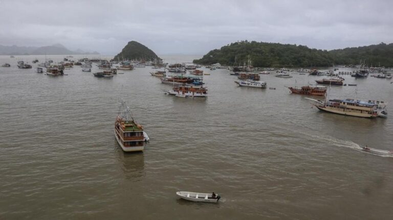 Cuaca Buruk, Pelayaran Kapal Wisata Labuan Bajo Diperpanjang hingga 1 Februari 2026